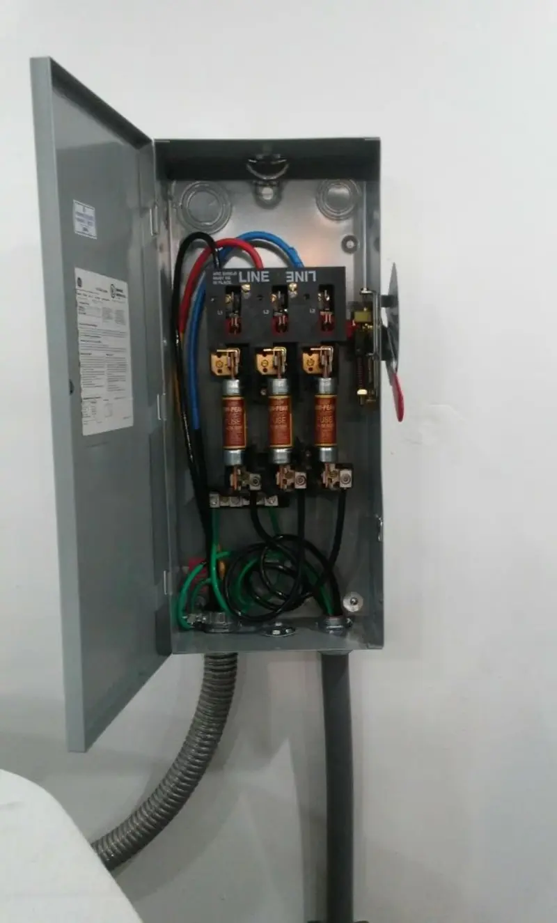 Three-phase disconnect switch installed for Smoke Detector Installation in Cloverleaf